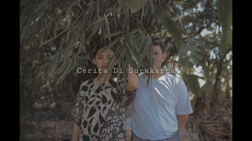 Judul dalam Bahasa Indonesia yang sudah diberi kata "Lirik Lagu" di depan serta menggunakan pemisah antara penyanyi dan judul lagu adalah: **Lirik Lagu Davi Siumbing – Cerita di Surakarta** - Kata "Lirik Lagu" diletakkan di depan sesuai permintaan. - Pemisah yang umum digunakan adalah tanda "–" (strip panjang), memisahkan nama penyanyi dan judul lagu. - Penulisan judul lagu "Cerita di Surakarta" mengikuti format Bahasa Indonesia yang baku, huruf kapital hanya di awal kata penting[1][2][7].